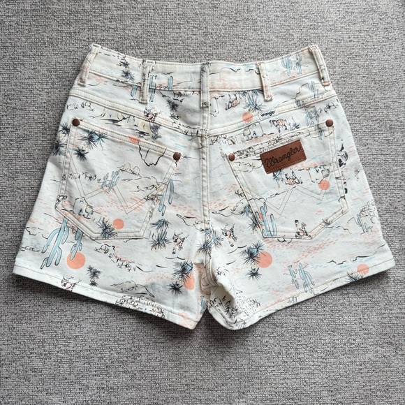 Wrangler Pants - WRANGLER High Rise Print Womens Cowboy Shorts Size 27